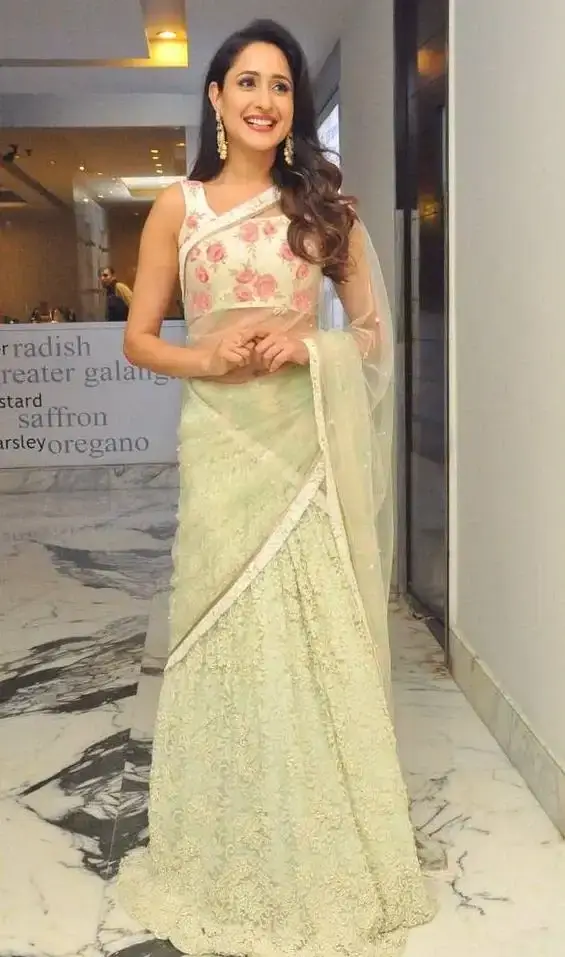 INDIAN ACTRESS PRAGYA JAISWAL IMAGES IN SLEEVELESS GREEN SAREE 3